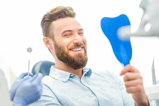 Close-up of a bright, evenly aligned Hollywood Smile veneer set